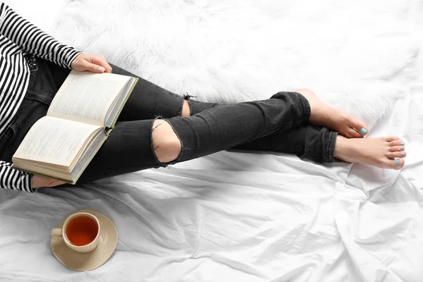 Frau mit altem Buch und Tasse — Stockfoto