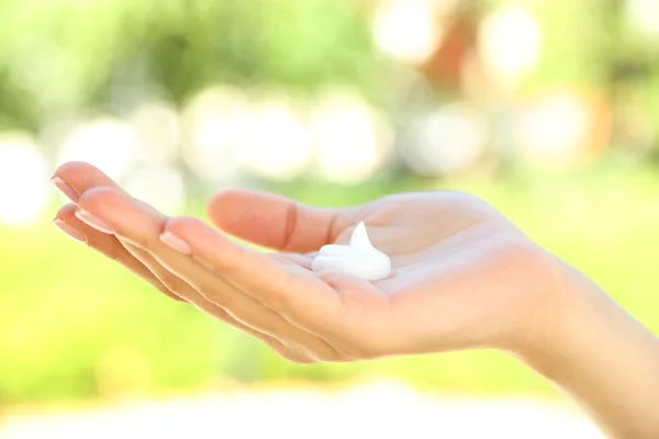 Crema su mano femminile — Foto Stock