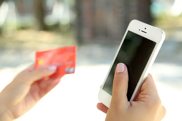 Celular e cartão de crédito — Fotografia de Stock