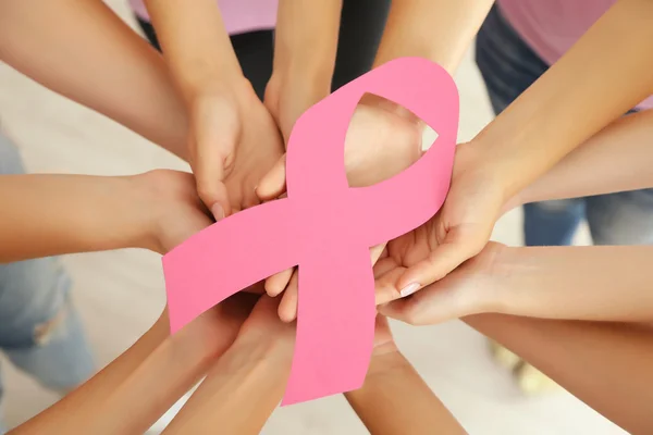 Manos con símbolo de cáncer de mama — Foto de Stock