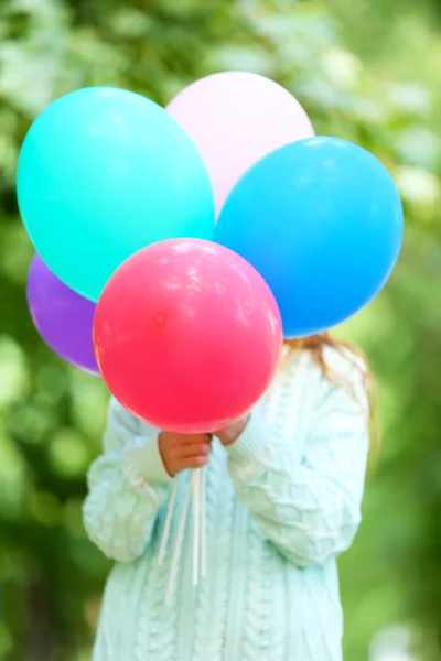 Menina segurando balões — Fotografia de Stock