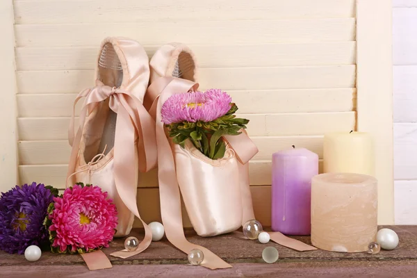 Décoré avec des fleurs et des bougies chaussures de ballet — Photo