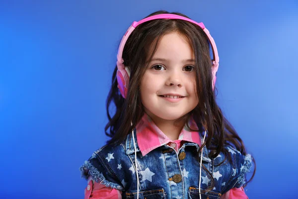Little girl ilisten muziek met koptelefoon — Stockfoto