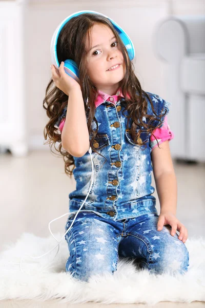 Little girl with headphones — Stock Photo, Image