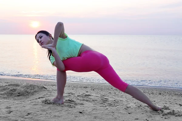 Mujer practica yoga en la playa — Foto de Stock