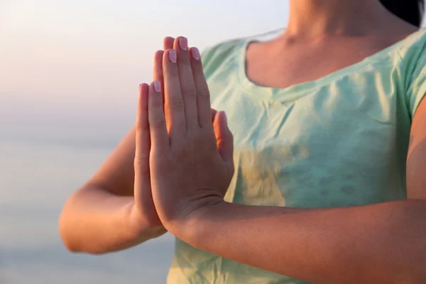 Mulher meditando ioga na praia — Fotografia de Stock