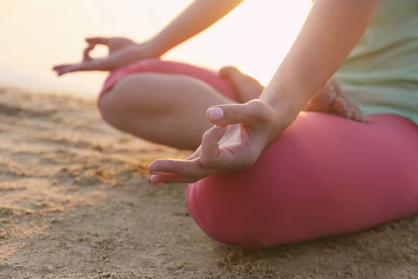 Женщина медитирует йогой на пляже — стоковое фото