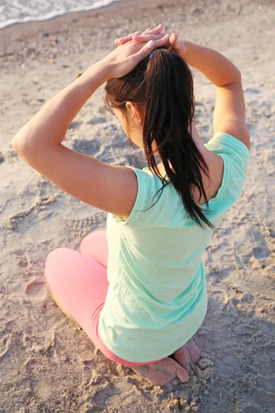 Nő a strandon jóga meditáció — Stock Fotó