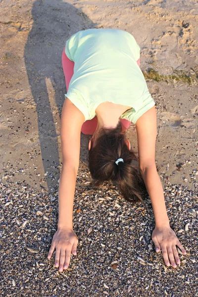Krásná dívka cvičení jógy — Stock fotografie