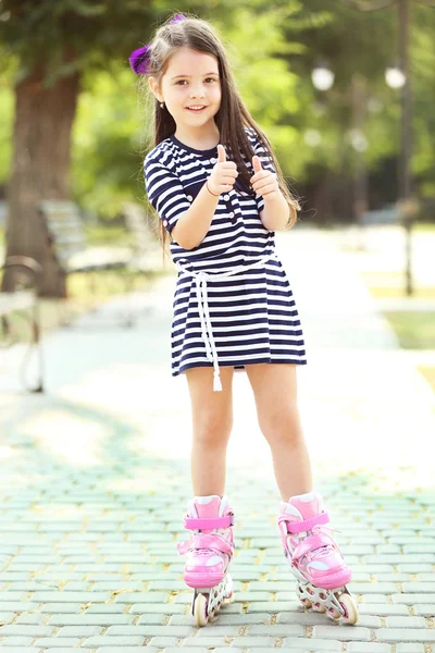 Маленька дівчинка в смугастій сукні — стокове фото