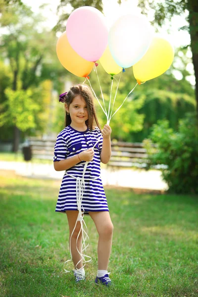 Klein meisje in gestreepte jurk — Stockfoto