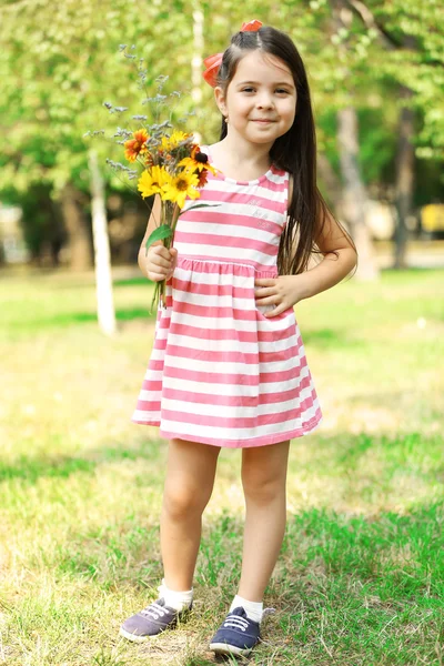 Küçük kızla mutlu çiçek — Stok fotoğraf