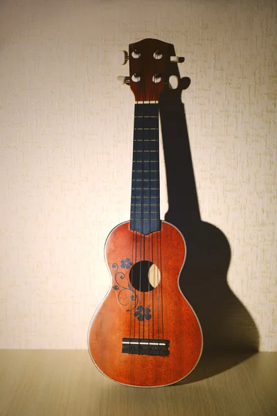 Belle guitare acoustique hawaïenne — Photo