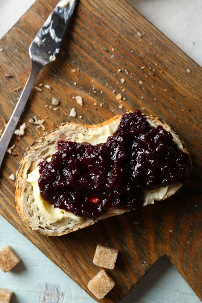 Tasty bread with jam and crackers on wooden background — Stock Photo, Image