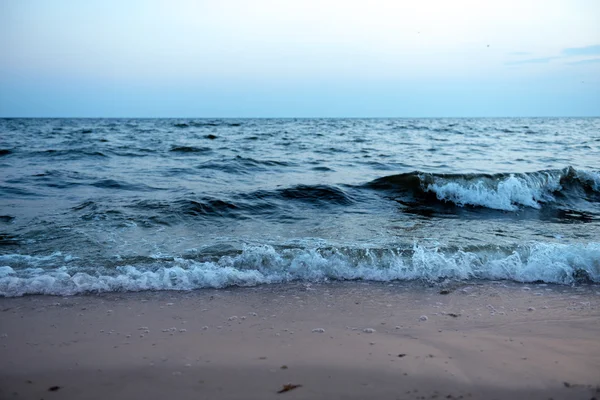 Onde marine sulla riva — Foto Stock