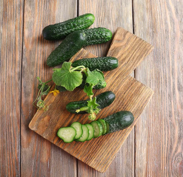 Gesneden komkommers en keuken bestuur — Stockfoto
