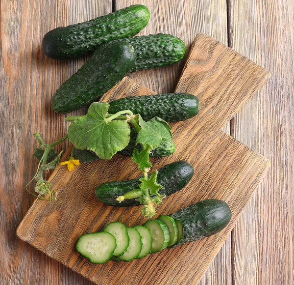Gesneden komkommers en keuken bestuur — Stockfoto