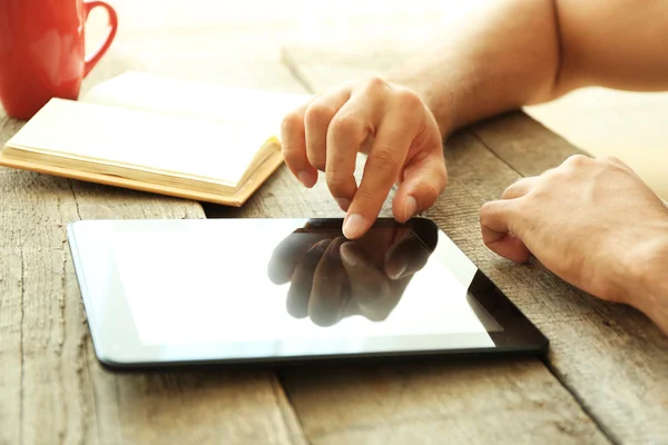 Tablet in man 's hands — стоковое фото