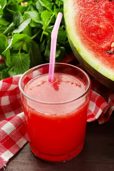 Studené meloun pije sklenici, na dřevěný stůl pozadí — Stock fotografie