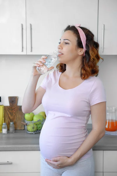 Mulher grávida bebe água — Fotografia de Stock