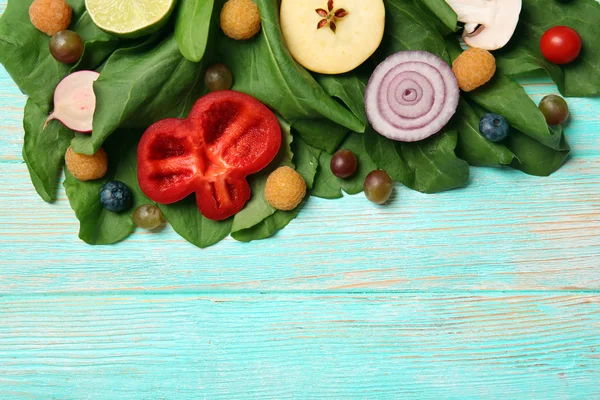 Buquê bonito de azeda decorada com legumes e frutas em fundo de madeira azul, close-up — Fotografia de Stock