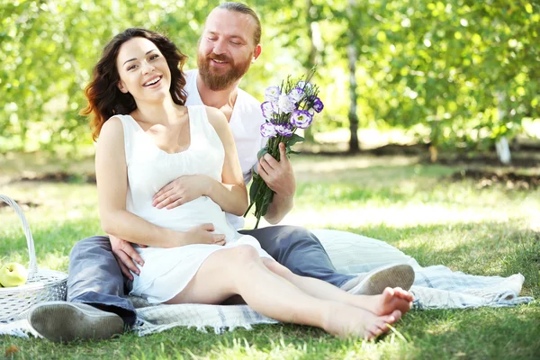 Man gives a bouquet of flowers — Stock Photo, Image