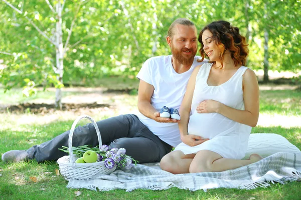 Bonito homem e linda esposa grávida — Fotografia de Stock