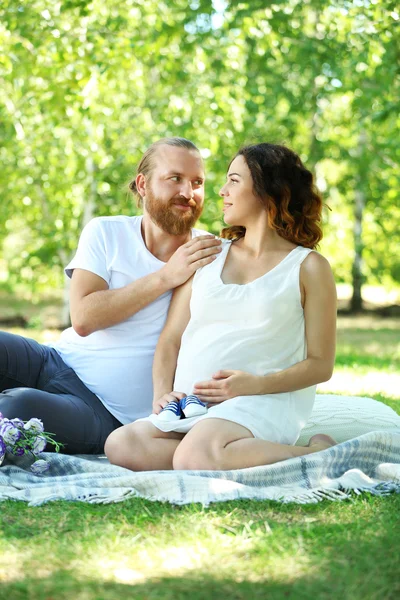 Bello uomo e bella moglie incinta — Foto Stock