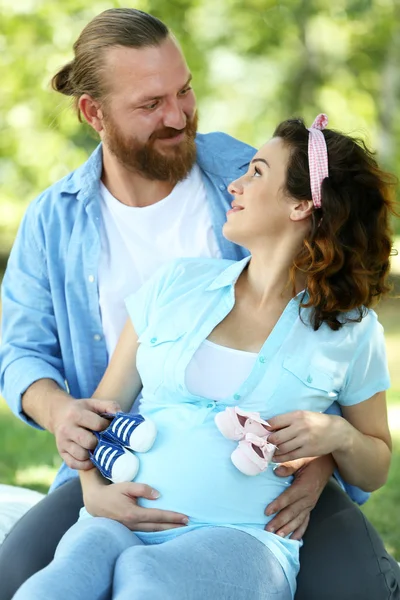 Woman with husband in park — Stock Photo, Image