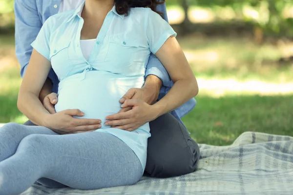 Uomo e donna insieme nel parco , — Foto Stock