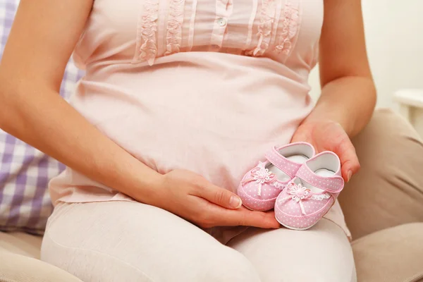 Wanita hamil dengan booties bayi — Stok Foto