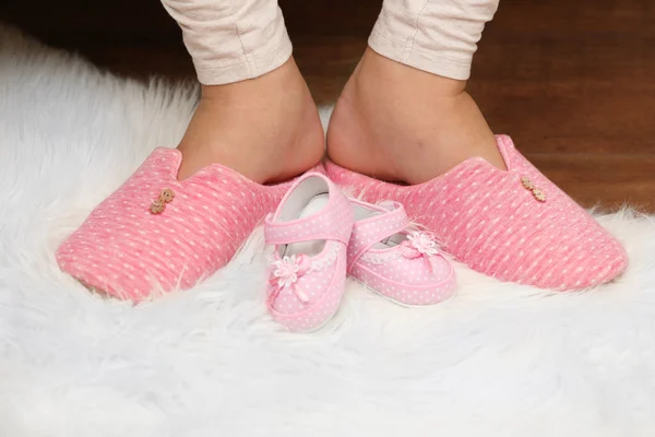 Pies de mujer en zapatillas — Foto de Stock