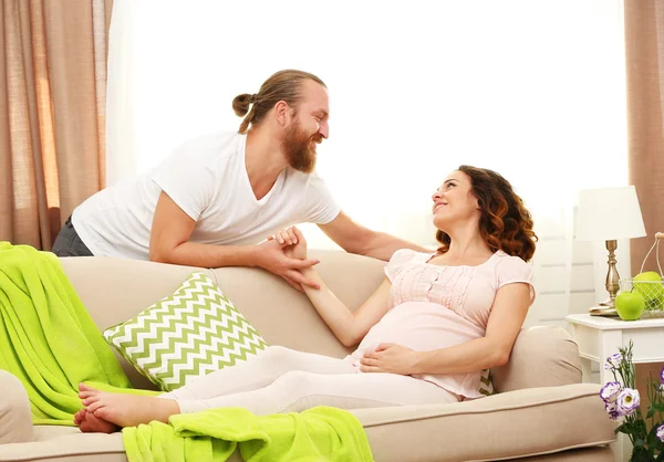 男人和他怀孕的女人在房间里 — 图库照片
