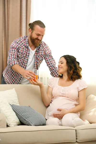 Man gives a juice to his pregnant woman — Stock Photo, Image