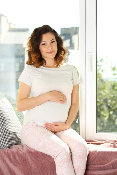 Mulher grávida na placa da janela — Fotografia de Stock
