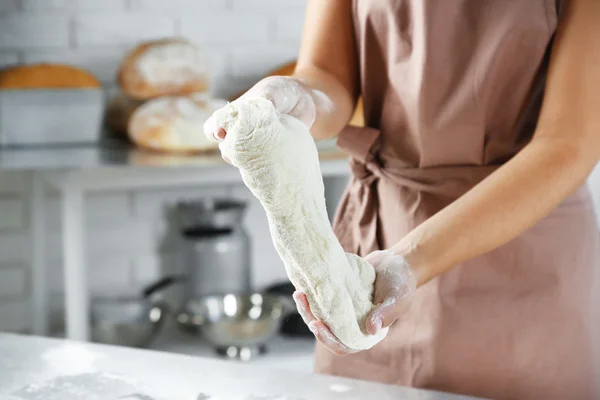 Виготовлення тіста жіночими руками в пекарні — стокове фото