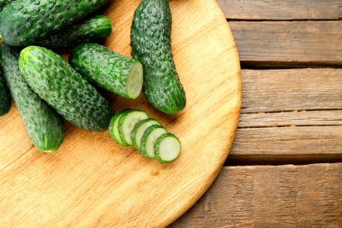 Ahşap arka plan üzerine dilimlenmiş salatalık