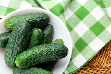 Masada yeşil işaretli pamuk peçete ile taze salatalık