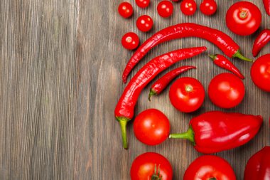 Tahta masada sebzeler