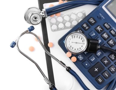 Tansiyon ölçer ve steteskop.