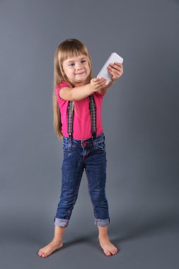 Güzel küçük bir kız ile hareket eden telefon
