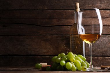 Şişe ve bir bardak şarap.