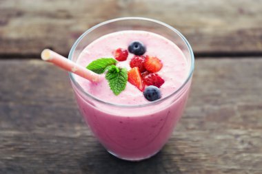 Ahşap arka plan üzerinde çilek ile taze çilekli yoğurt