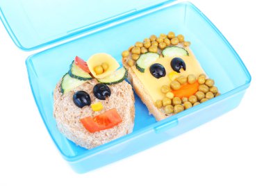 Beyaz arka plan üzerinde izole lunchbox içinde yaratıcı sandviç