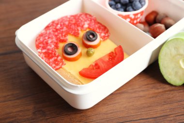 Yaratıcı sandviç ve meyve üzerinde ahşap arka plan beslenme çantası