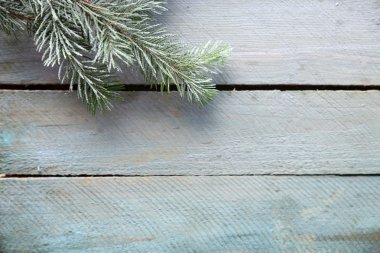 Frost'un üzerinde eski ahşap masa ile Noel ağacı