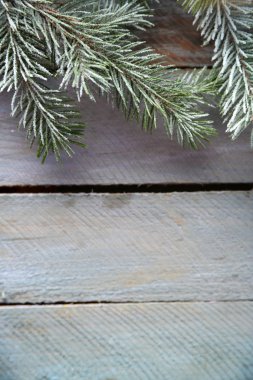 Frost'un üzerinde eski ahşap masa ile Noel ağacı