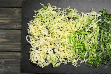 Savoy lahana ahşap arka plan üzerinde kesmek