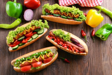 Sosisli sandviç ahşap arka plan üzerinde