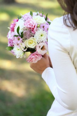 Güzel düğün buketi Gelinin ellerinde
